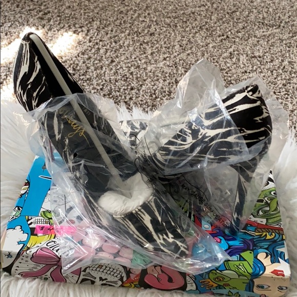 Heels - Picture 2 of 3